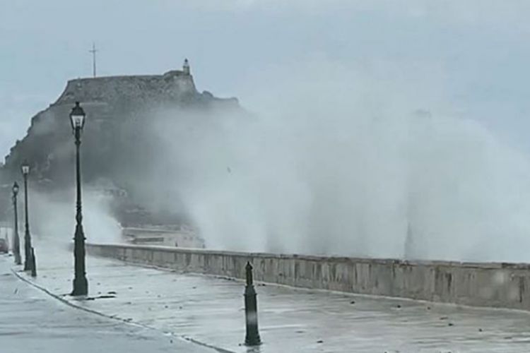 Κέρκυρα: Προβλήματα στο οδικό δίκτυο και σε περιοχές της Μέσης Κέρκυρας και στο Νότο από τη νεροποντή