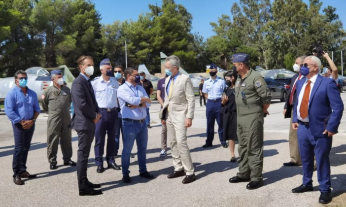 Η πρώτη εμφάνιση του Νίκου Χαρδαλιά μετά την περιπέτεια με την υγεία του – Κοντά στους πιλότους πυροσβεστικών ελικοπτέρων (ΦΩΤΟ)