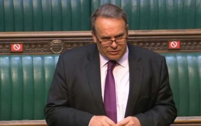 Βρετανία: Σε διαθεσιμότητα ο βουλευτής που παρακολουθούσε πορνό σε συνεδρίαση του κοινοβουλίου