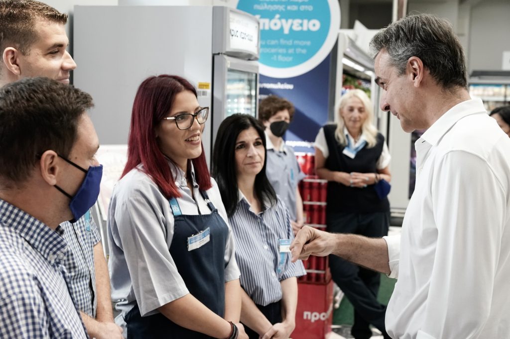 «Σημαντική κατάκτηση η ψηφιακή κάρτα» τονίζει δίπλα στους εργαζόμενους ο Μητσοτάκης