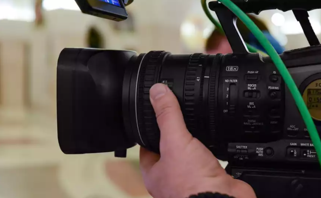 Καταδικάστηκε σκηνοθέτης που δημοσίευσε γυμνές σκηνές νεαρής ηθοποιού σε βίντεο κλιπ – Το χρονικό της υπόθεσης