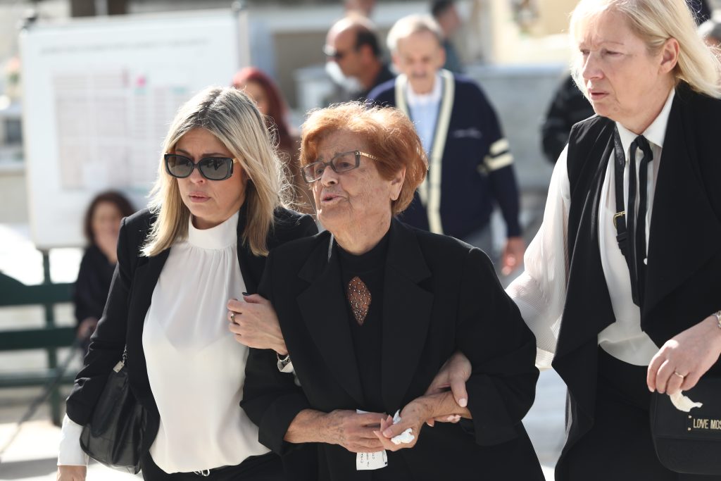 Σπαρακτικές σκηνές στην κηδεία της Κάτιας Νικολαΐδου! Ποιοι έδωσαν το «παρών» (ΒΙΝΤΕΟ)