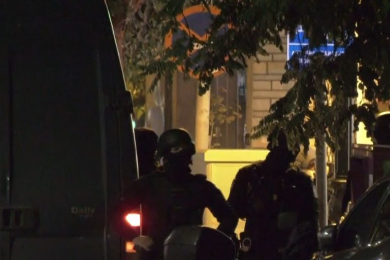 Θεσσαλονίκη: 19 προσαγωγές σε επιχείρηση της ΕΛ.ΑΣ στην πρώην κατάληψη «Libertatia» (VIDEO)