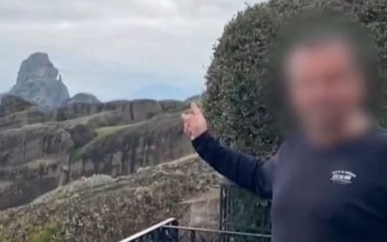 Ντροπή προκαλεί η νέα συνομιλία του δασκάλου με τους φίλους (video)