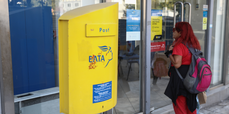 Λουτράκι: Ένοπλη ληστεία με καλάσνικοφ και βαριοπούλες στα ΕΛΤΑ – Άρπαξαν πάνω από 30.000€