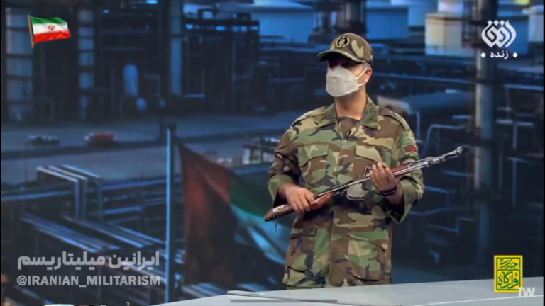 Ιράν: «Μαθήματα» live πως να ρίχνουν με όπλο AK-47: Παρουσιαστής της κρατικής τηλεόρασης πυροβολεί με αυτόματο όπλο (video)