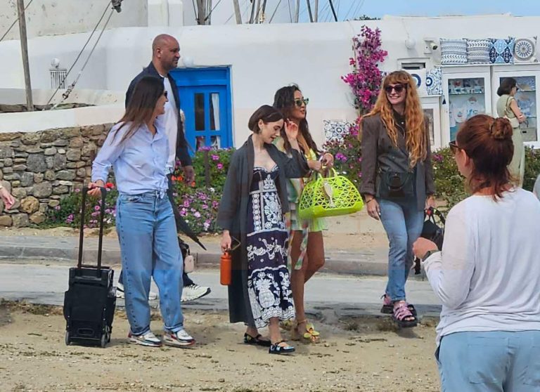 Στη Μύκονο τα γυρίσματα του «Emily in Paris» – Η Λίλι Κόλινς στους ανεμόμυλους
