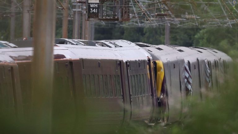 Βρετανία: Εννέα τραυματίες δίνουν μάχη για τη ζωή τους μετά τη φονική σύγκρουση τρένων (Video)