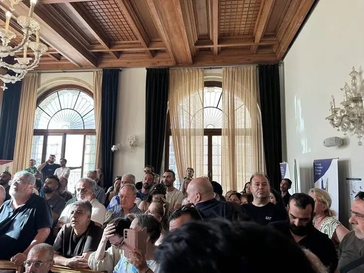 Ένταση στο Δημοτικό Συμβούλιο Ηρακλείου για τη δομή μεταναστών – Αντιδράσεις πολιτών