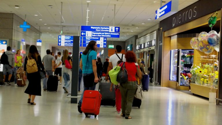 Ρεκόρ επιβατικής κίνησης στο «Ελ. Βενιζέλος»: Πάνω από 4 εκατ. ταξιδιώτες τον Αύγουστο