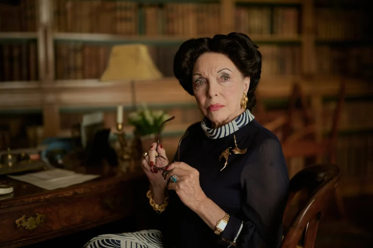 «My Duchess»: Η Τζόαν Κόλινς στα 92 της αναβιώνει τον πιο σκανδαλώδη έρωτα της βρετανικής ιστορίας