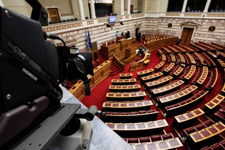 Πακέτο-μαμούθ στη Βουλή: Επιδόματα, 72 δόσεις, αυξήσεις και “ξεμπλοκάρισμα” λογαριασμών