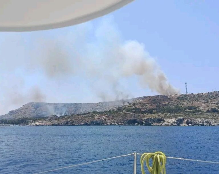 Συναγερμός στην πυροσβεστική: Πυρκαγιά στις Αμμούδες Ρόδου