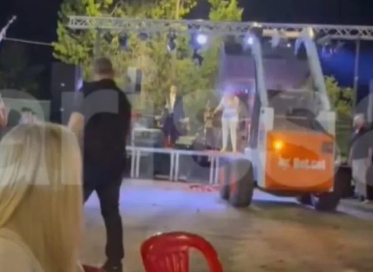 Γωγώ Τσαμπά: Της πέταξαν λουλούδια με… φορτωτή σε πανηγύρι στα Φάρσαλα