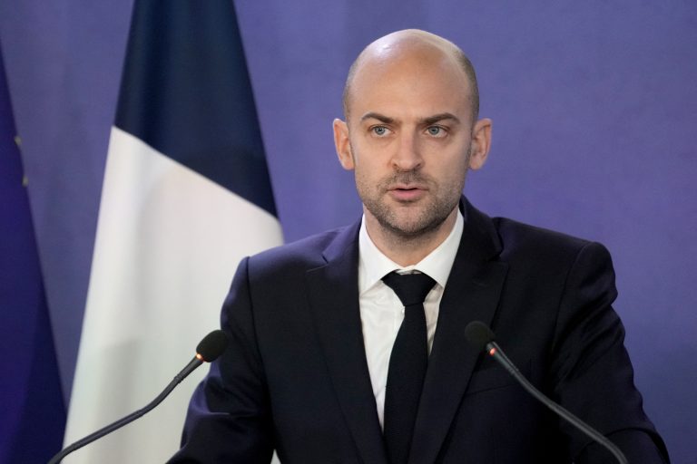 Γαλλία: Προειδοποιεί το Ιράν με αντίποινα μετά την κράτηση δύο υπαλλήλων της πρεσβείας στην Τεχεράνη