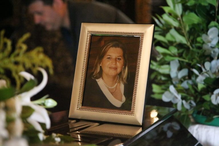 Τελευταίο αντίο στη Βάγια Νέστορα: Παρόντες Μητσοτάκης και Ανδρουλάκης στην κηδεία της στην Κοζάνη (PHOTOS)