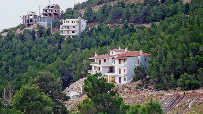 Τέλος στην κατά παρέκκλιση εκτός σχεδίου δόμηση – Τι αλλάζει από σήμερα για χιλιάδες ιδιοκτήτες