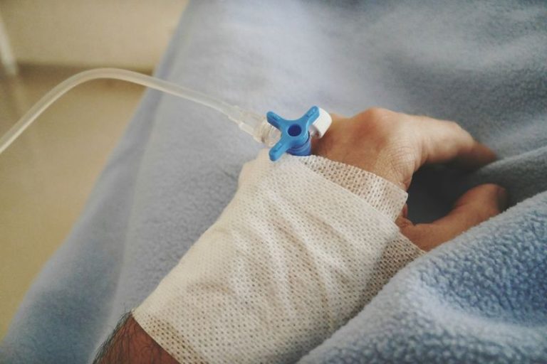 ΕΟΦ: Σοβαρή προειδοποίηση για τις ενδοφλέβιες «θεραπείες βιταμινών»
