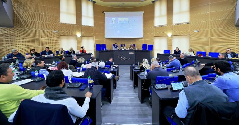 Στο Περιφερειακό Συμβούλιο Θεσσαλίας οι συγγενείς των θυμάτων των Τεμπών ρωτούν τον Αγοραστό για το “μπάζωμα”