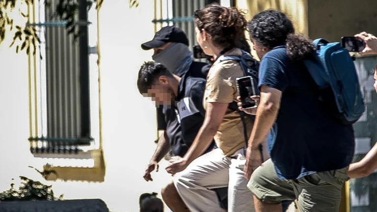 Υπόθεση Κυψέλης: Στην Ευελπίδων ο 26χρονος για τη δολοφονία της 38χρονης – «Δεν τη σκότωσα», επιμένει