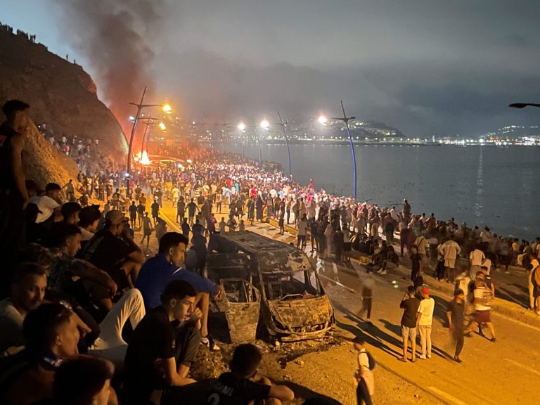 Θέουτα: Κλιμακώνεται η ένταση – Κάτοικοι έβαλαν φωτιά και εμπόδισαν διανομή τροφίμων σε μετανάστες
