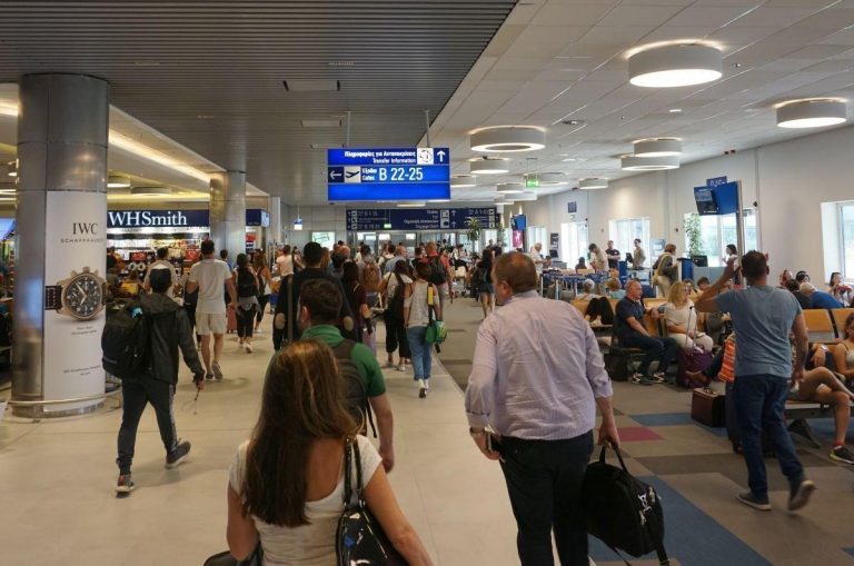 «Απογειώνεται» η Αθήνα: Νέα άνοδος 4,7% στην επιβατική κίνηση του Ιουλίου στο «Ελευθέριος Βενιζέλος»