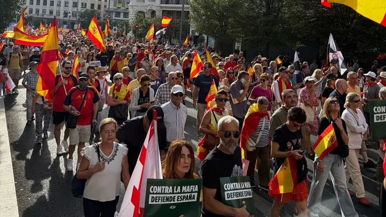 Μαδρίτη: Ποιοί “στριμώχνουν” τον Σάντσεθ – Διαδήλωση για τη Θέουτα αλλά και αίτημα για πρόωρες εκλογές (Video)