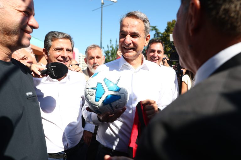 Η βόλτα Μητσοτάκη στα περίπτερα της ΔΕΘ – Οι ατάκες, τα δώρα και η συνάντηση με ρομπότ (photo+video)