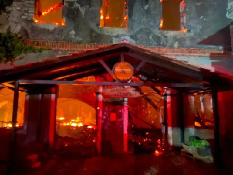 Εικόνες καταστροφής από τη φωτιά στο Achaia Clauss στην Πάτρα (photo)