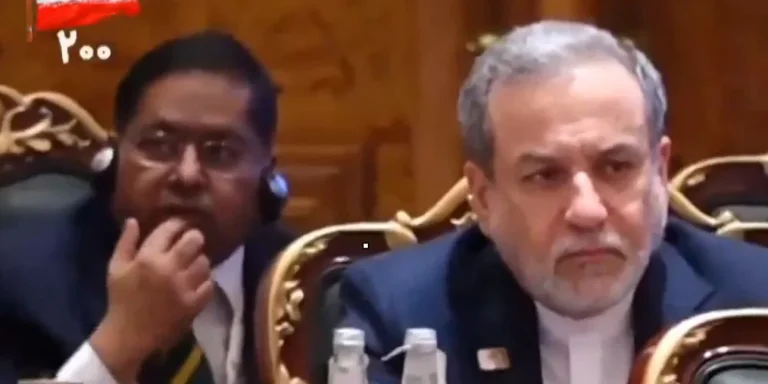 BRICS: Ο Ινδός αξιωματούχος που δεν άφησε φιστίκι για φιστίκι και έγινε viral (VIDEO)