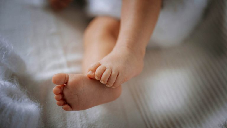 Αποσωληνώθηκε το βρέφος στην Κρήτη: Τι λένε οι γιατροί για την κατάσταση της υγείας του