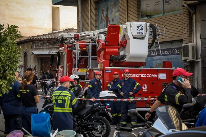 Έκρηξη στον Κολωνό: Στο μικροσκόπιο σύνδεση με ναρκωτικά – Σταθερή η κατάσταση των τεσσάρων τραυματιών (Video)