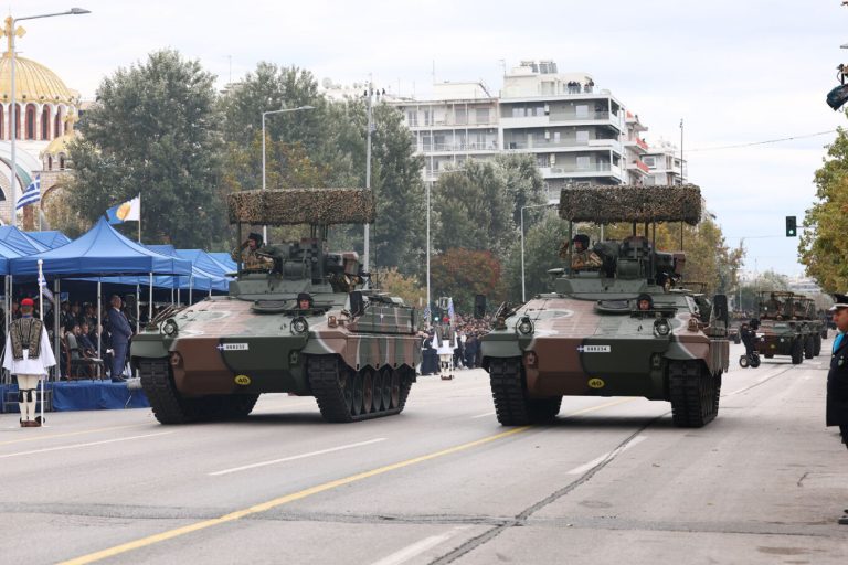 Ολοκληρώθηκε η στρατιωτική παρέλαση στη Θεσσαλονίκη – Συγκίνησε το μήνυμα του πιλότου του F-16