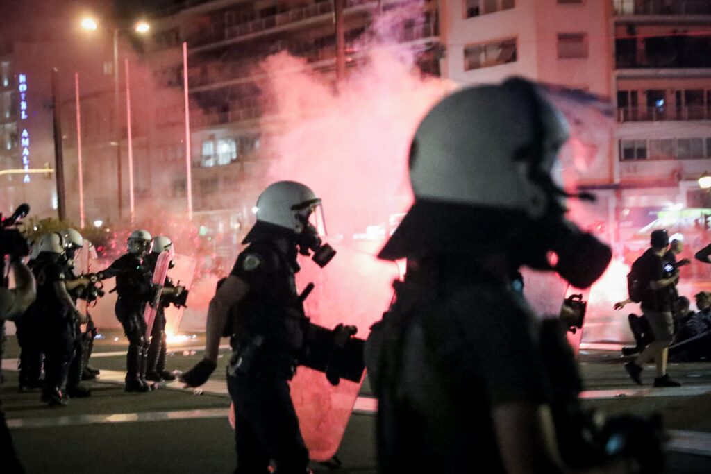 Άναψαν τα αίματα στο Σύνταγμα: Επεισόδια στη συγκέντρωση αντιεμβολιαστών