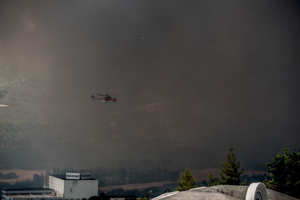 Ανεξέλεγκτη πυρκαγιά στη Βαρυμπόμπη- Εκκενώνονται Βαρυμπόμπη και Αδάμες – Τιτάνια μάχη με τις φλόγες