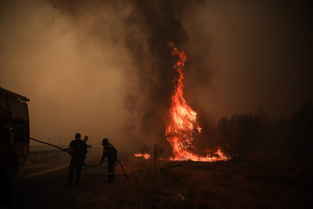 Σε κινητοποίηση όλος ο Μηχανισμός της Περιφέρειας Αττικής για την πυρκαγιά στην Βαρυμπόμπη