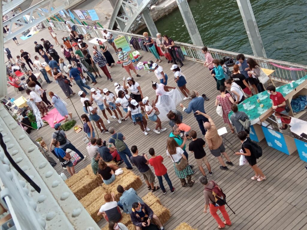 Κατάληψη σε γέφυρα του Σηκουάνα από Γάλλους ακτιβιστές