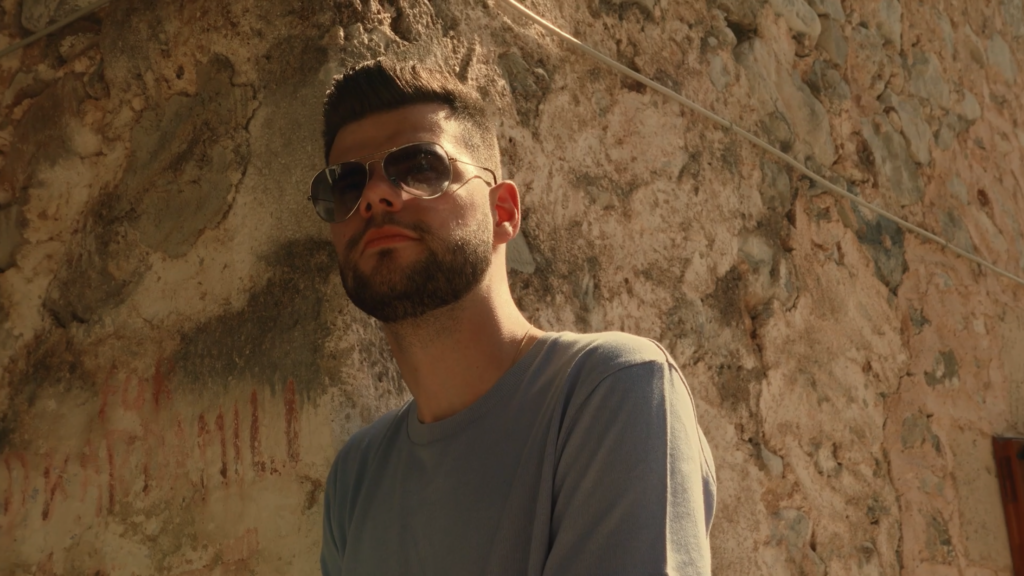 Ο Γιάννης Κούτσης κάνει το ντεμπούτο του στη δισκογραφία με το «Πάμε Πάμε»