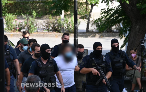 Στον εισαγγελέα χωρίς ράσα ο ιερέας που έριξε το καυστικό υγρό στους Μητροπολίτες