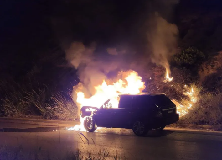 Στις φλόγες υπερπολυτελές αυτοκίνητο στην Εθνική Οδό