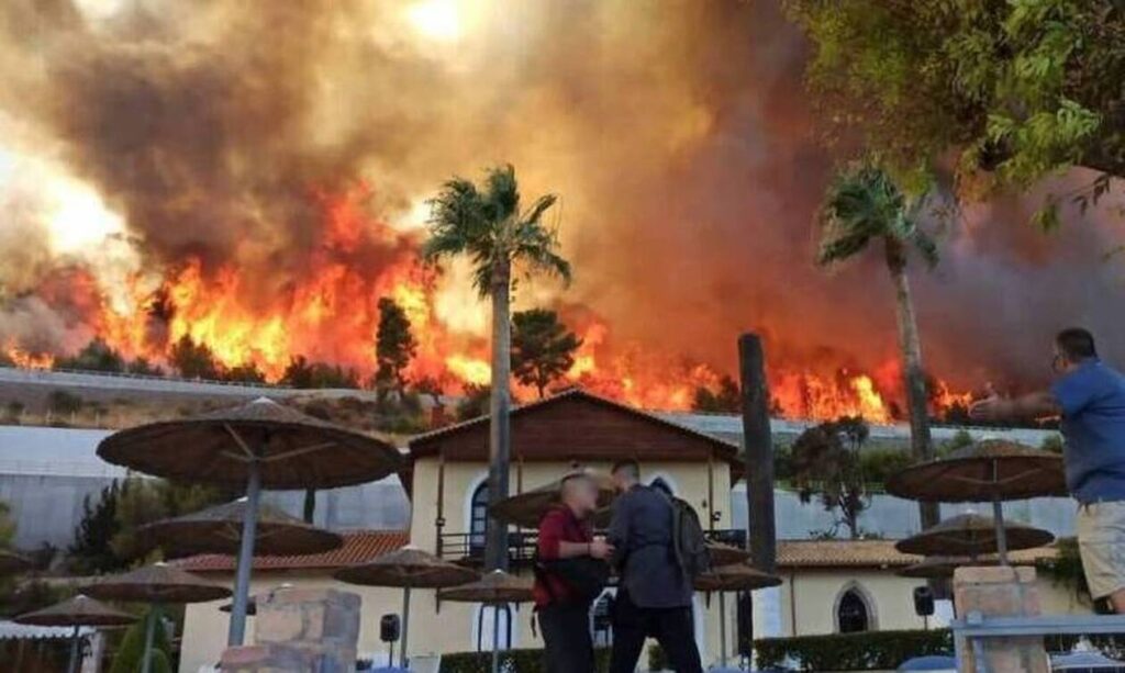 Σε κατάσταση έκτακτης ανάγκης η Αχαΐα: Εκκενώθηκε ο Λόγγος – Το λιμενικό απομακρύνει κόσμο