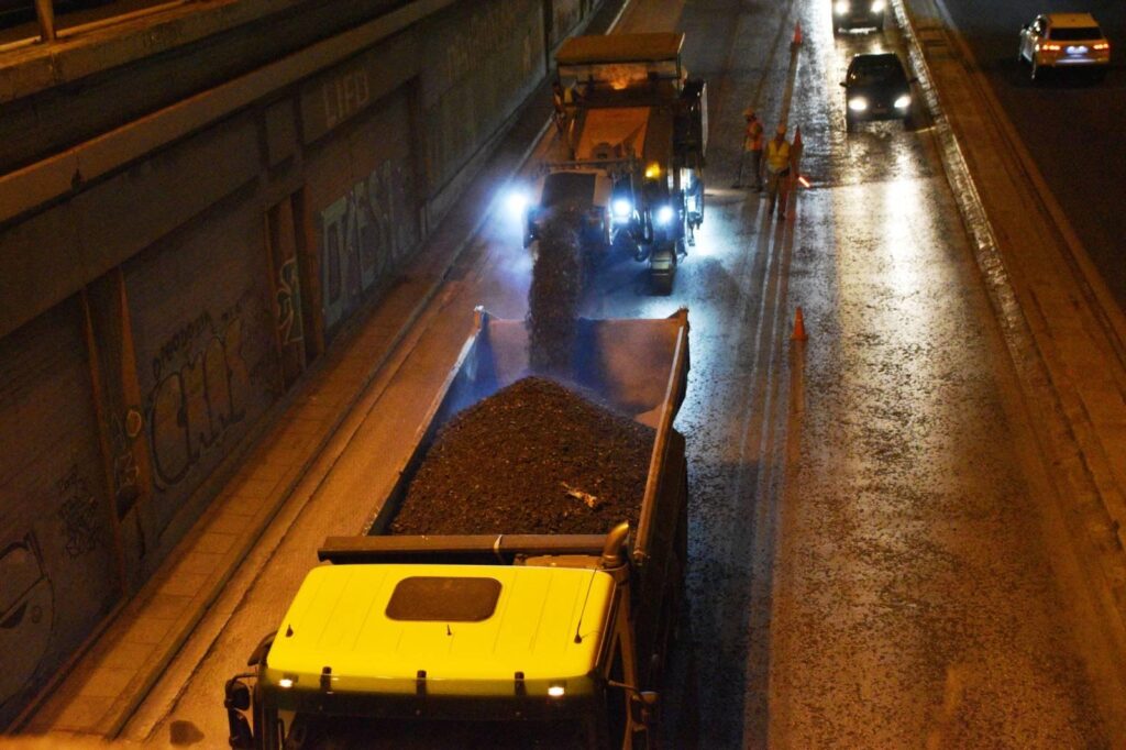 Με γοργούς ρυθμούς συνεχίζονται οι εργασίες συντήρησης του οδοστρώματος στην Κηφισίας, από την Περιφέρεια Αττικής