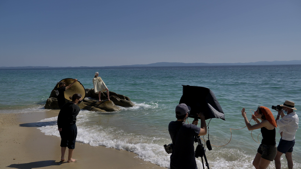 Φωτογράφιση της Vogue στη Χαλκιδική με έμπνευση από την Ελληνική Επανάσταση (ΦΩΤΟ)