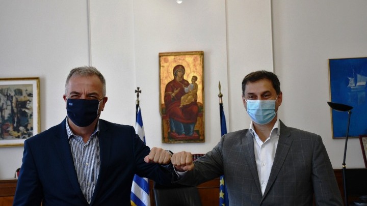 Συνάντηση Θεοχάρη – Καλαφάτη: Στο επίκεντρο το άνοιγμα του ελληνικού τουρισμού