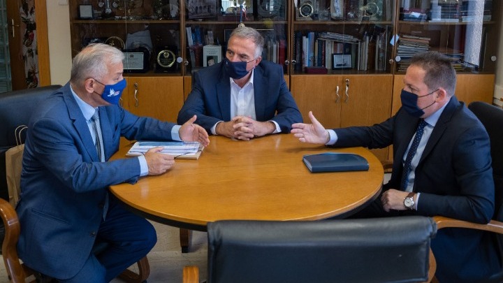 Συσκέψεις Πέτσα με δημάρχους και φορείς για την προώθηση του εμβολιαστικού προγράμματος