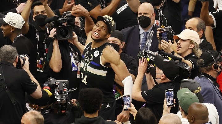 Ο «Greek Freak» στην κορυφή του κόσμου: Πρωταθλητές οι Μπακς με διαστημικό Αντετοκούνμπο