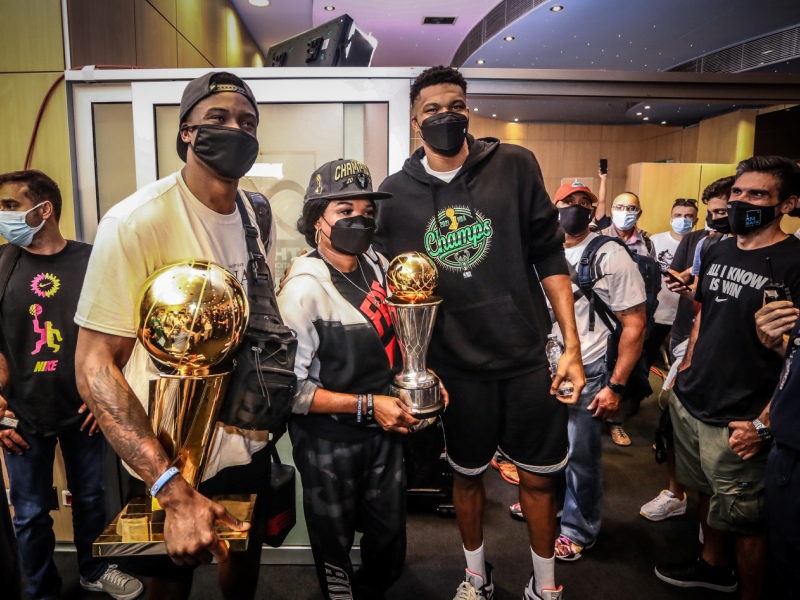 Ήρθαν με την «κούπα» του NBA και θα την πάνε Σεπόλια Γιάννης και Θανάσης!