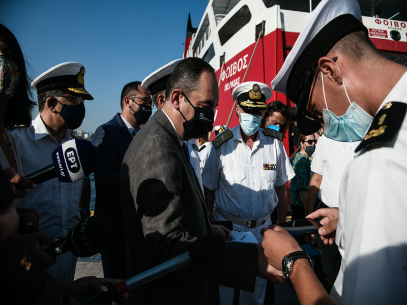 Αυτοψία Πλακιωτάκη στον Πειραιά! 4.500 ταξιδιώτες έμειναν εκτός πλοίων!