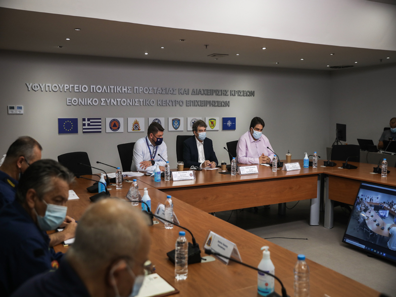Έκτακτη σύσκεψη και μέτρα για τον καύσωνα! Τι ανακοίνωσαν Χρυσοχοΐδης-Χαρδαλιάς