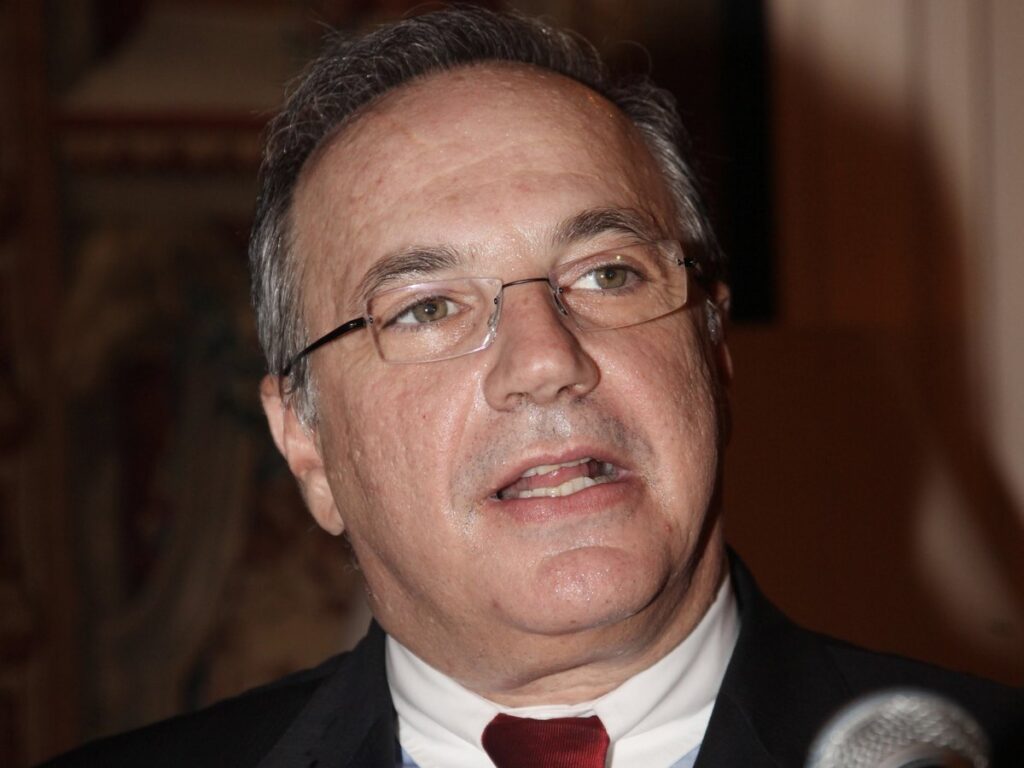 Ο Γιάννης Συγγελίδης δίνει το «δαχτυλίδι» της προεδρίας του ΕΒΕΑ στον Γιάννη Μπρατάκο